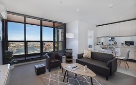 Marvellous 2-Bed High-Rise: Panoramic Views Secure Parking